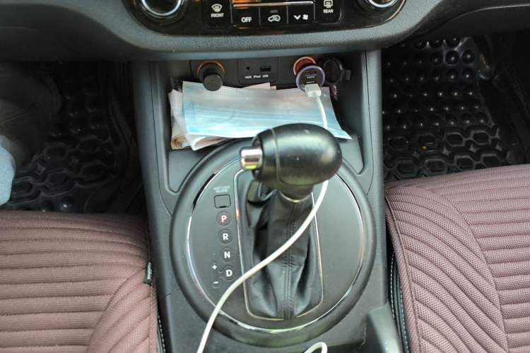Used Kia Sportage R 2012 2.0L Automatic Two-Wheel Drive GLS Gear Lever