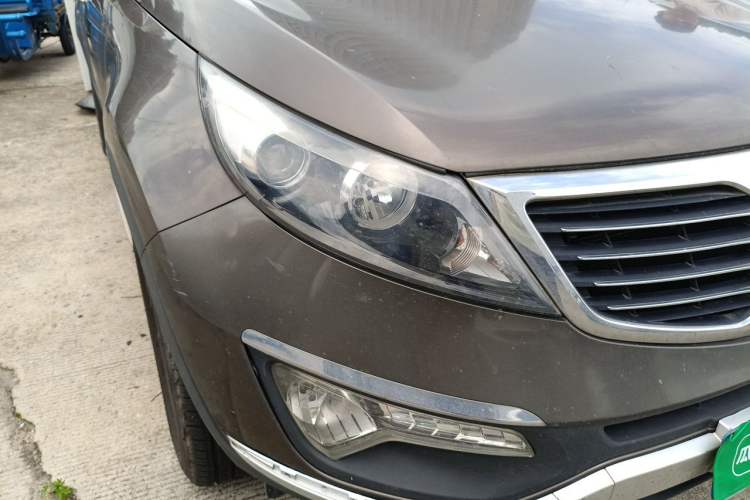 Used Kia Sportage R 2012 2.0L Manual Two-Wheel Drive GL Trim Right Front Headlight