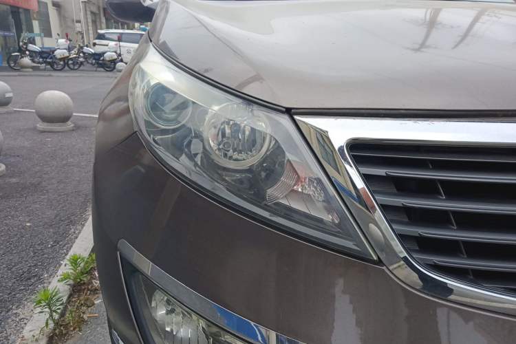 Used Kia Sportage R 2012 2.0L Manual Two-Wheel Drive GL Trim Right Front Headlight