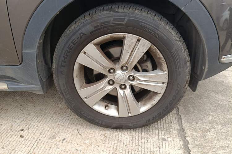 Used Kia Sportage R 2012 2.0L Manual Two-Wheel Drive GL Trim Right Front Wheel Hub