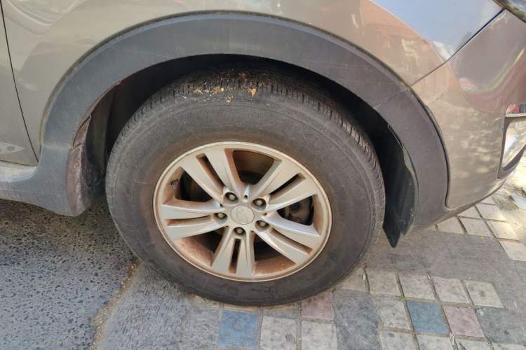 Used Kia Sportage R 2012 2.0L Automatic Two-Wheel Drive GL Trim Right Front Wheel Hub