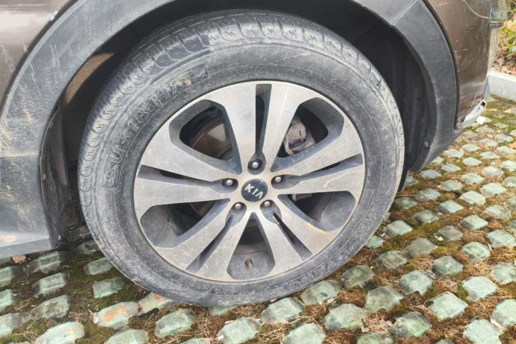 Used Kia Sportage R 2012 2.0L Automatic Two-Wheel Drive GLS Right Front Wheel Hub