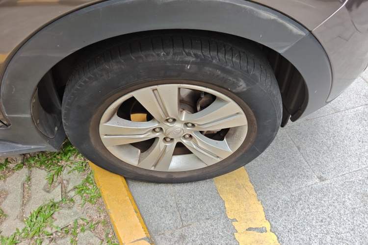 Used Kia Sportage R 2012 2.0L Automatic Two-Wheel Drive GLS Right Front Wheel Hub