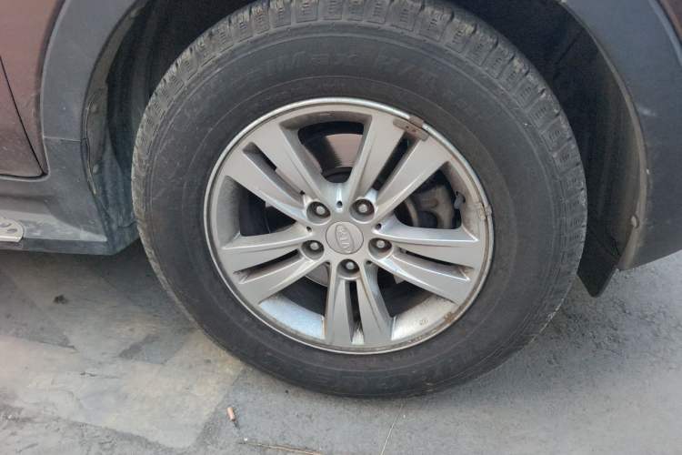 Used Kia Sportage R 2012 2.0L Automatic Two-Wheel Drive GL Trim Right Front Wheel Hub