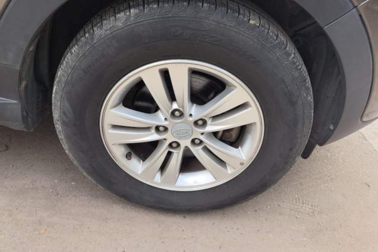 Used Kia Sportage R 2012 2.0L Automatic Two-Wheel Drive GL Trim Right Front Wheel Hub
