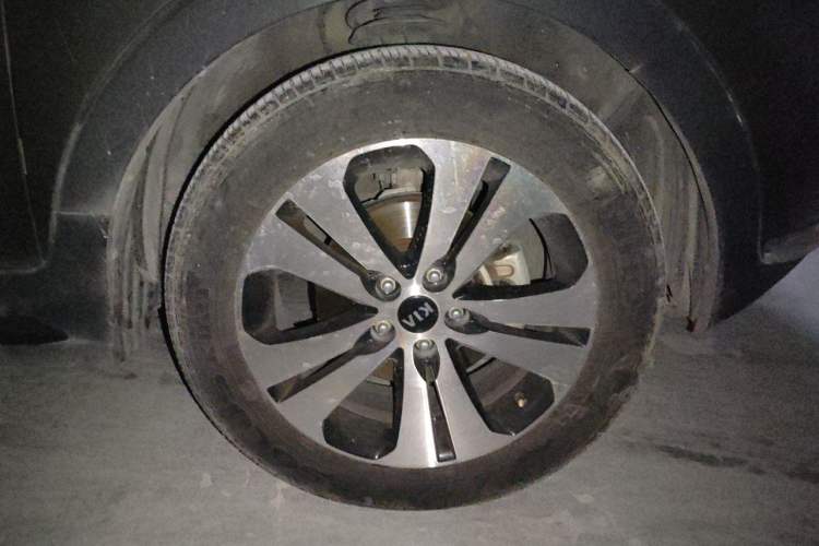 Used Kia Sportage R 2012 2.0L Automatic Two-Wheel Drive NAVI Right Front Wheel Hub