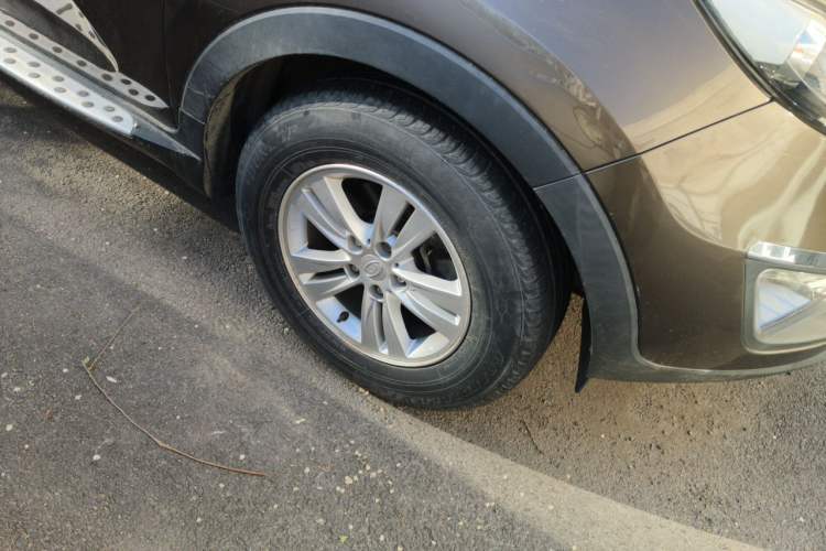 Used Kia Sportage R 2012 2.0L Automatic Two-Wheel Drive GL Trim Right Front Wheel Hub
