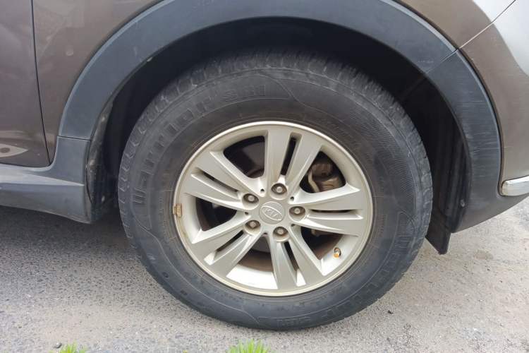 Used Kia Sportage R 2012 2.0L Manual Two-Wheel Drive GL Trim Right Front Wheel Hub