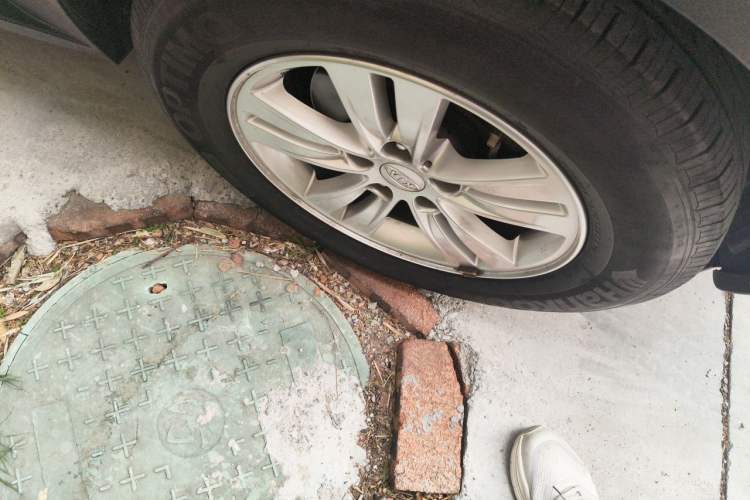 Used Kia Sportage R 2012 2.0L Automatic Two-Wheel Drive GL Trim Right Front Wheel Hub