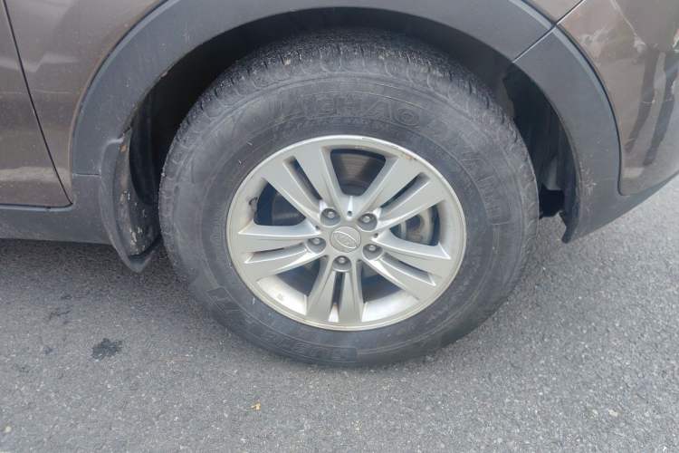Used Kia Sportage R 2012 2.0L Automatic Two-Wheel Drive GL Trim Right Front Wheel Hub