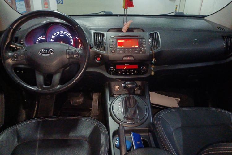 Used Kia Sportage R 2012 2.0L Automatic Two-Wheel Drive GLS Center Console