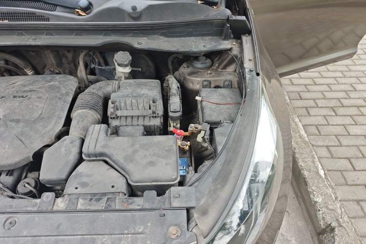 Used Kia Sportage R 2012 2.0L Automatic Two-Wheel Drive NAVI Engine Bay Left