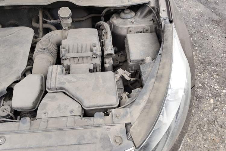 Used Kia Sportage R 2012 2.0L Manual Two-Wheel Drive GL Trim Engine Bay Left