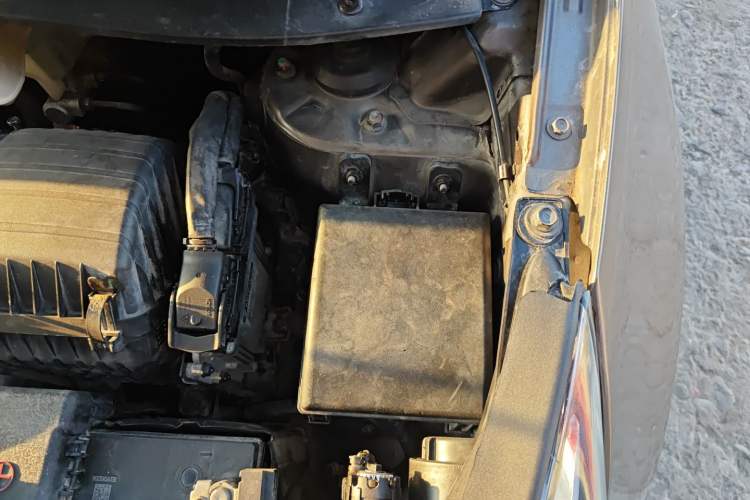 Used Kia Sportage R 2012 2.0L Automatic Two-Wheel Drive GLS Engine Bay Left