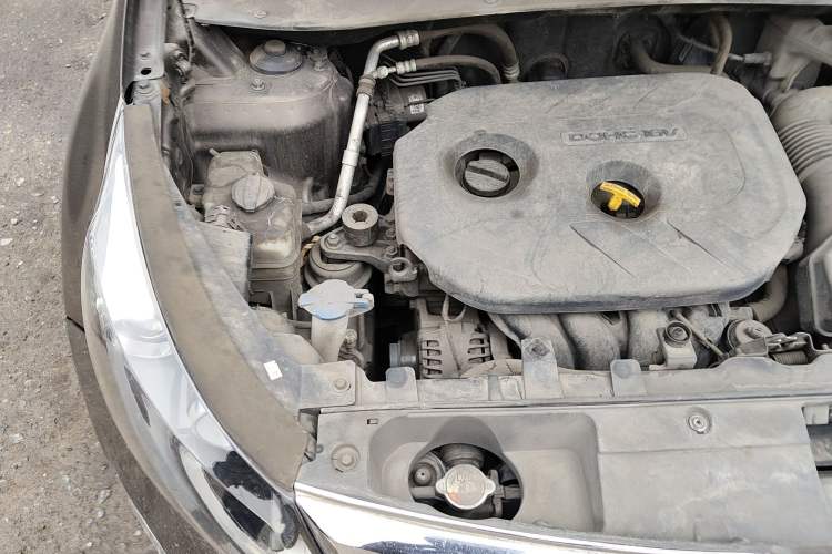 Used Kia Sportage R 2012 2.0L Manual Two-Wheel Drive GL Trim Engine Bay Right