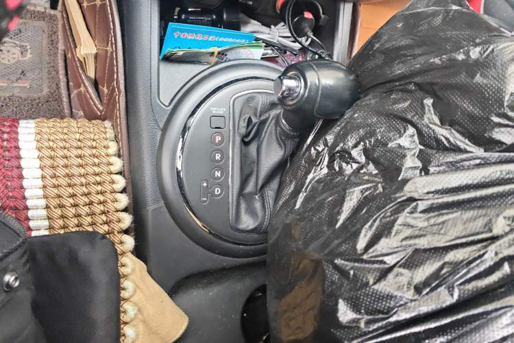 Used Kia Sportage R 2012 2.0L Automatic Two-Wheel Drive GLS Gear Lever