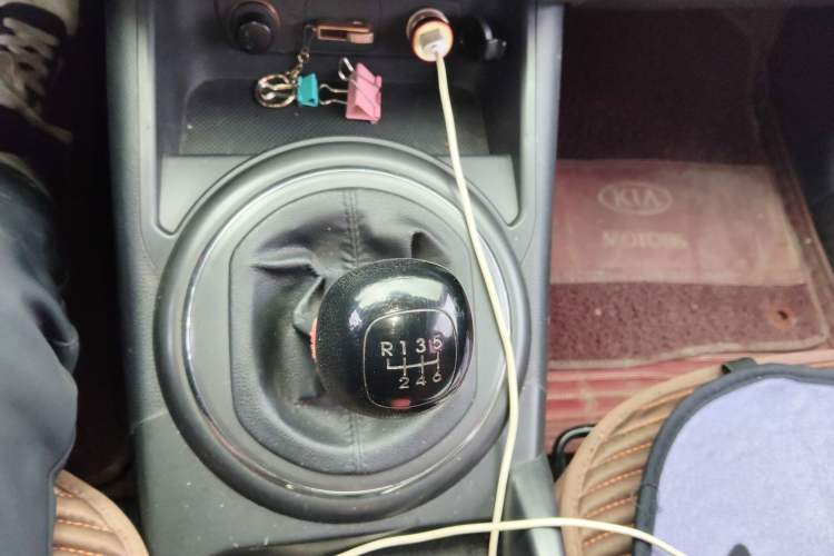 Used Kia Sportage R 2012 2.0L Manual Two-Wheel Drive GL Trim Gear Lever