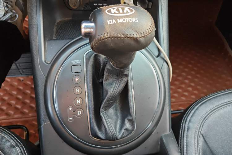 Used Kia Sportage R 2012 2.0L Automatic Two-Wheel Drive GLS Gear Lever