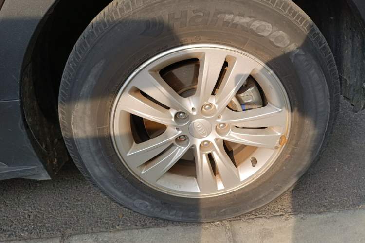 Used Kia Sportage R 2012 2.0L Automatic Two-Wheel Drive GL Trim Right Front Wheel Hub