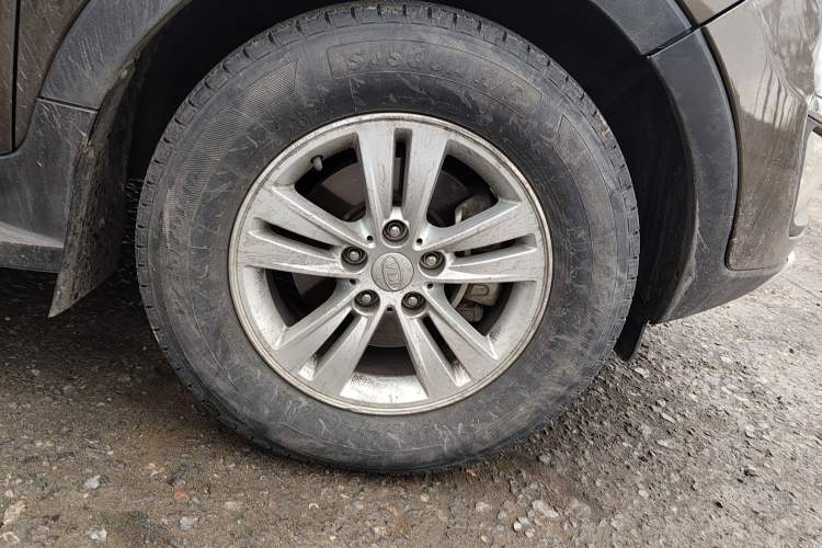 Used Kia Sportage R 2012 2.0L Manual Two-Wheel Drive GL Trim Right Front Wheel Hub