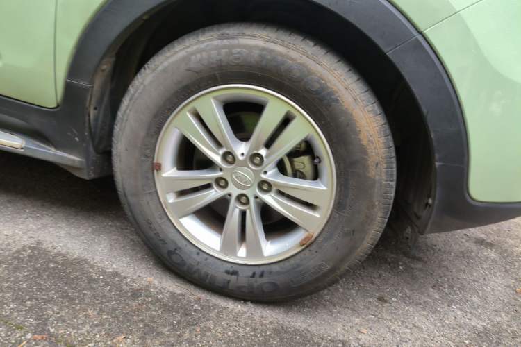 Used Kia Sportage R 2012 2.0L Automatic Two-Wheel Drive GL Trim Right Front Wheel Hub