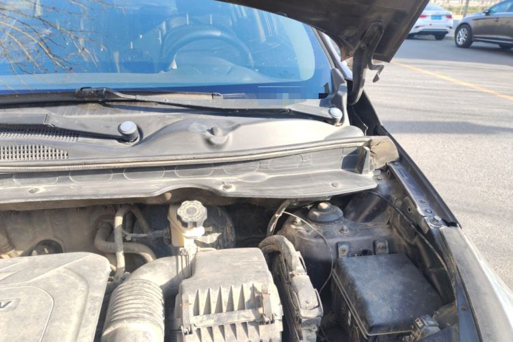 Used Kia Sportage R 2012 2.0L Automatic Two-Wheel Drive NAVI Engine Bay Left