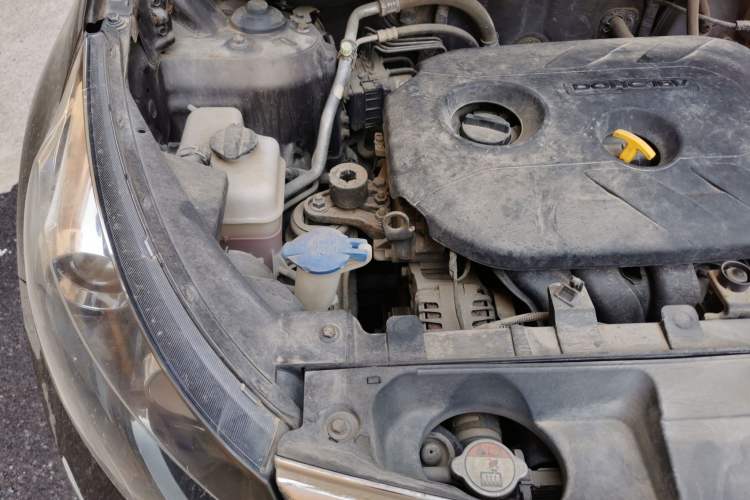 Used Kia Sportage R 2012 2.0L Automatic Two-Wheel Drive NAVI Engine Bay Right