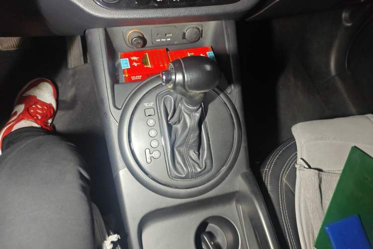 Used Kia Sportage R 2012 2.0L Automatic Two-Wheel Drive GLS Gear Lever