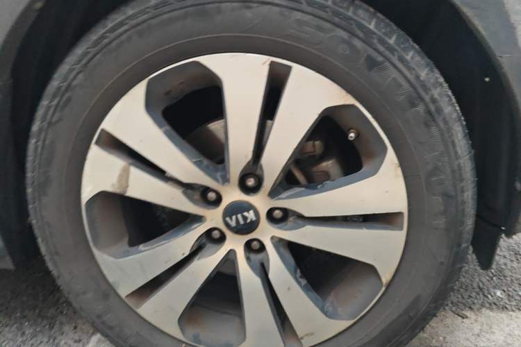 Used Kia Sportage R 2012 2.0L Automatic Two-Wheel Drive GL Trim Right Front Wheel Hub