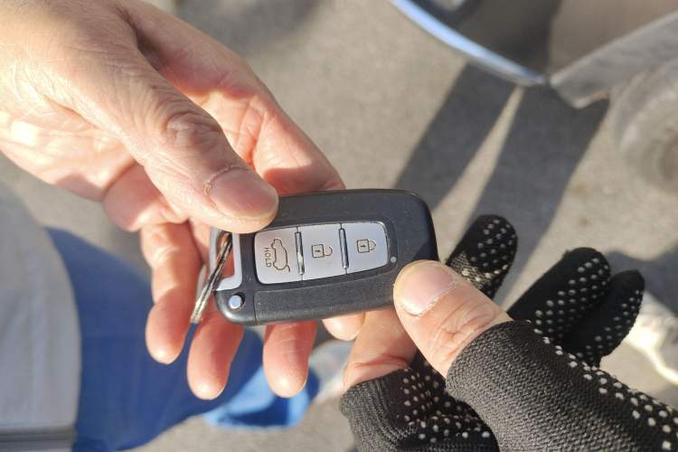 Used Kia Sportage R 2012 2.0L Automatic Two-Wheel Drive NAVI Vehicle Key