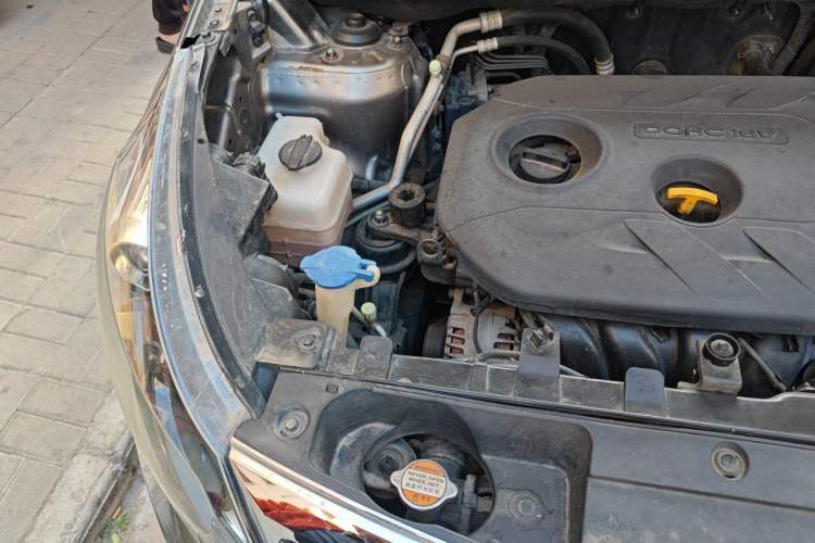 Used Kia Sportage R 2012 2.0L Automatic Two-Wheel Drive NAVI Engine Bay Right