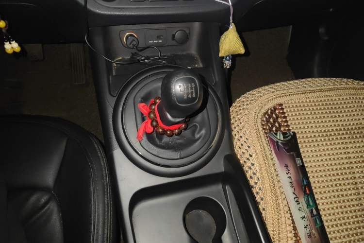 Used Kia Sportage R 2012 2.0L Manual Two-Wheel Drive GL Trim Gear Lever