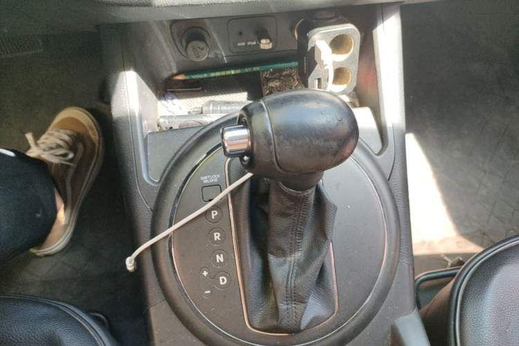 Used Kia Sportage R 2012 2.0L Automatic Two-Wheel Drive GLS Gear Lever