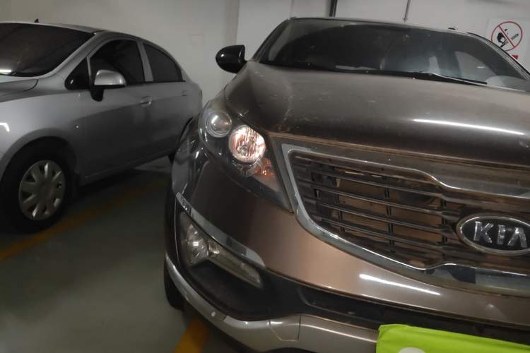 Used Kia Sportage R 2012 2.0L Manual Two-Wheel Drive GL Trim Right Front Headlight