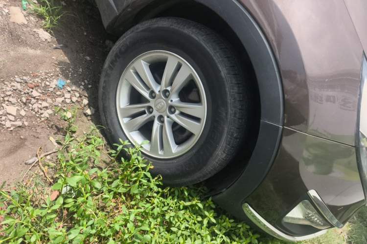 Used Kia Sportage R 2012 2.0L Automatic Two-Wheel Drive GL Trim Right Front Wheel Hub