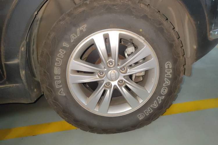 Used Kia Sportage R 2012 2.0L Manual Two-Wheel Drive GL Trim Right Front Wheel Hub