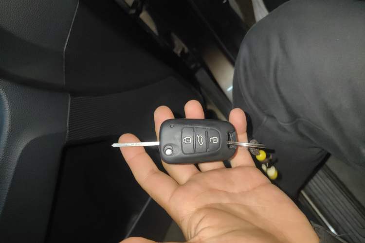 Used Kia Sportage R 2012 2.0L Manual Two-Wheel Drive GL Trim Vehicle Key