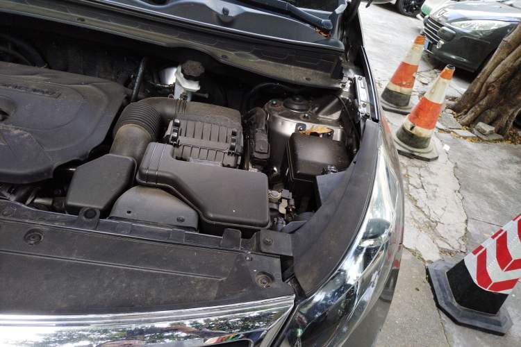 Used Kia Sportage R 2012 2.0L Automatic Two-Wheel Drive NAVI Engine Bay Left