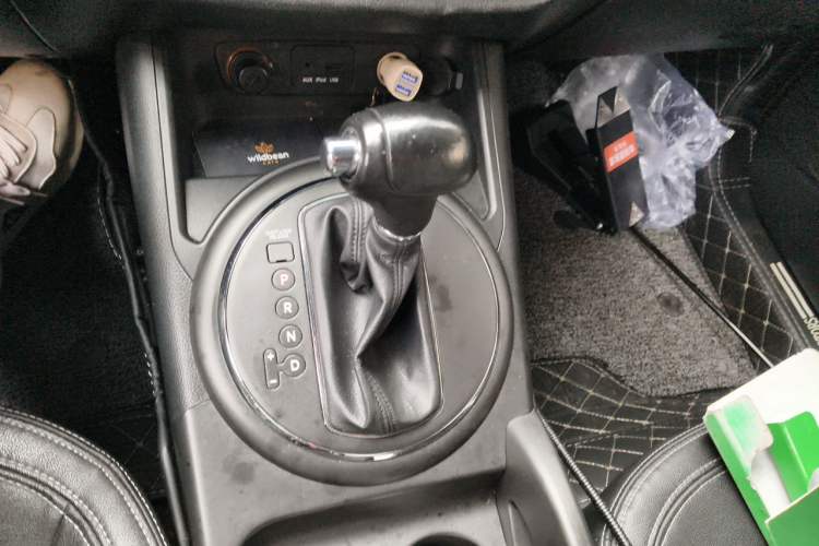 Used Kia Sportage R 2012 2.0L Automatic Two-Wheel Drive GLS Gear Lever