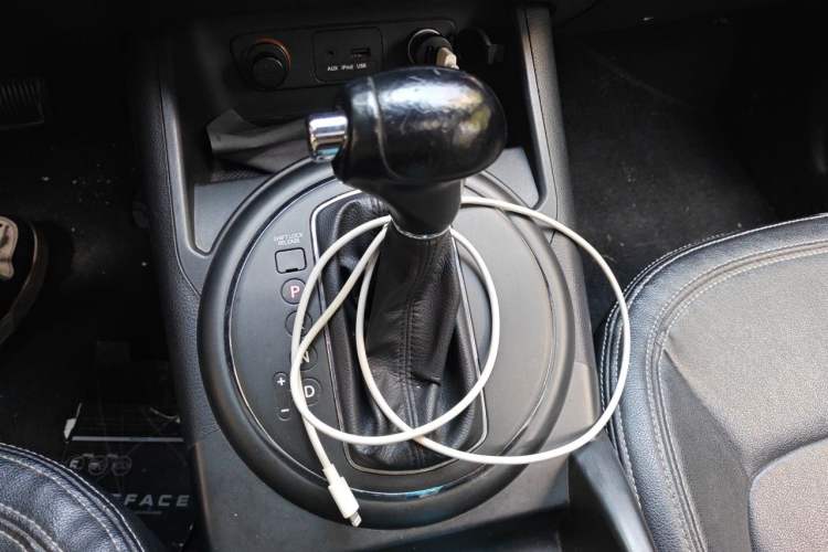 Used Kia Sportage R 2012 2.0L Automatic Two-Wheel Drive GLS Gear Lever