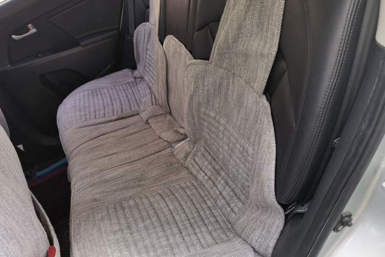 Used Kia Sportage R 2012 2.0L Automatic Two-Wheel Drive GLS Interior 4