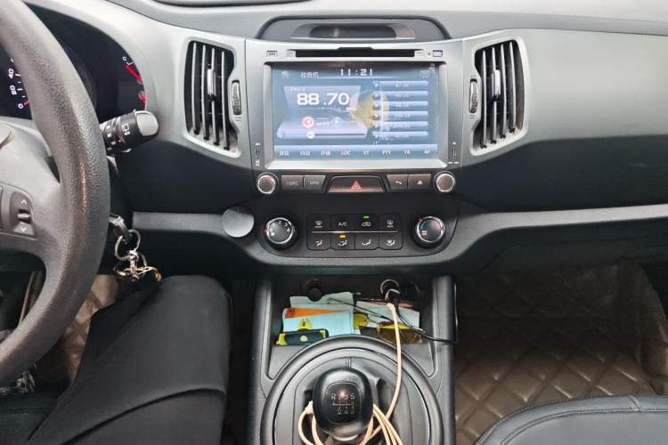 Used Kia Sportage R 2012 2.0L Manual Two-Wheel Drive GL Trim Audio And AC Panel
