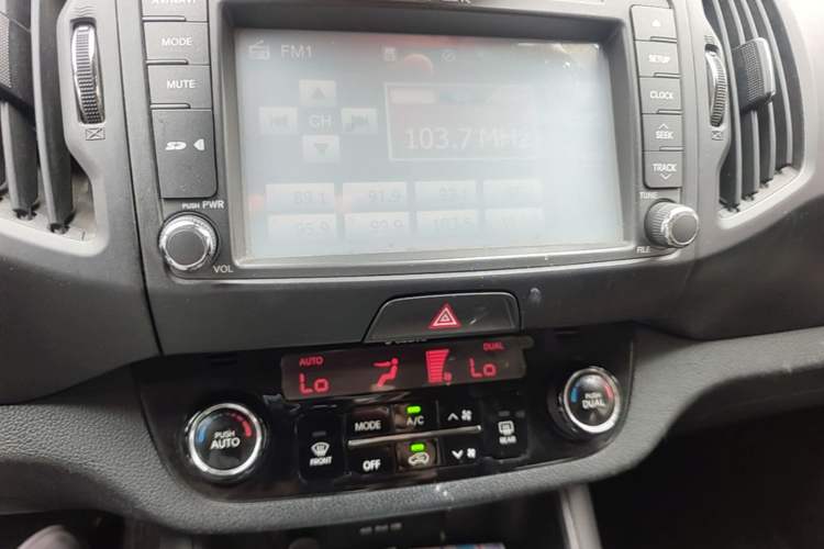 Used Kia Sportage R 2012 2.0L Manual Two-Wheel Drive GLS Audio And AC Panel