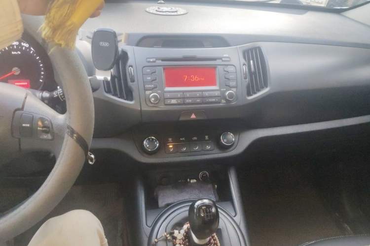 Used Kia Sportage R 2012 2.0L Manual Two-Wheel Drive GL Trim Audio And AC Panel