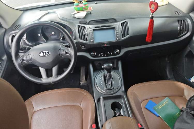 Used Kia Sportage R 2012 2.0L Automatic Two-Wheel Drive GLS Center Console