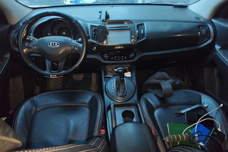 Used Kia Sportage R 2012 2.0L Automatic Two-Wheel Drive GLS Center Console