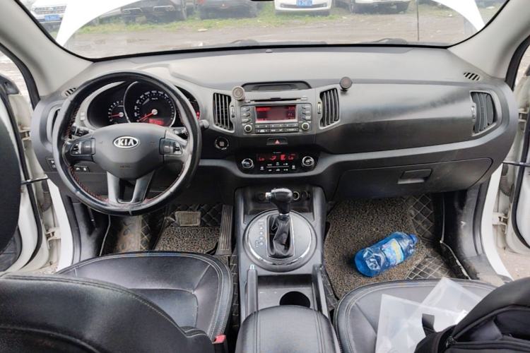 Used Kia Sportage R 2012 2.0L Automatic Two-Wheel Drive GLS Center Console