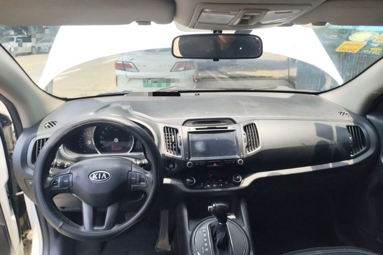 Used Kia Sportage R 2012 2.0L Automatic Two-Wheel Drive GLS Center Console