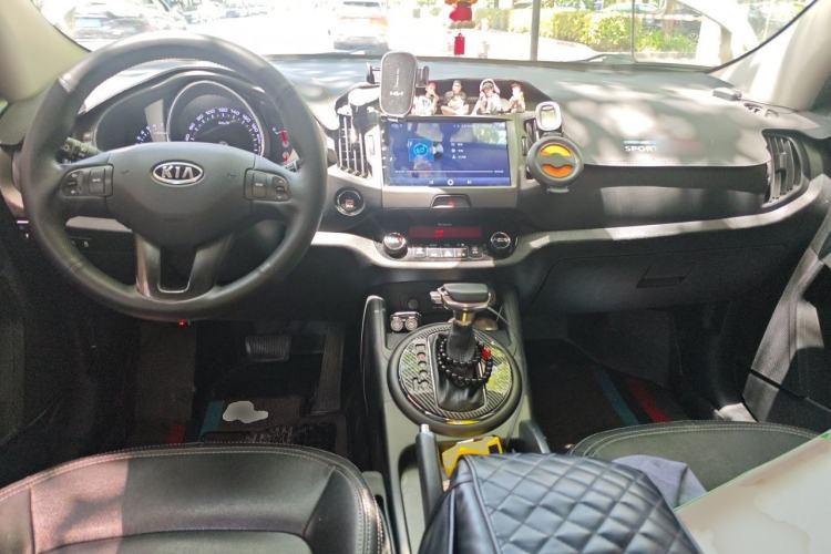 Used Kia Sportage R 2012 2.0L Automatic Two-Wheel Drive GLS Center Console