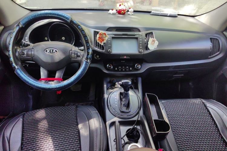 Used Kia Sportage R 2012 2.0L Automatic Two-Wheel Drive GLS Center Console